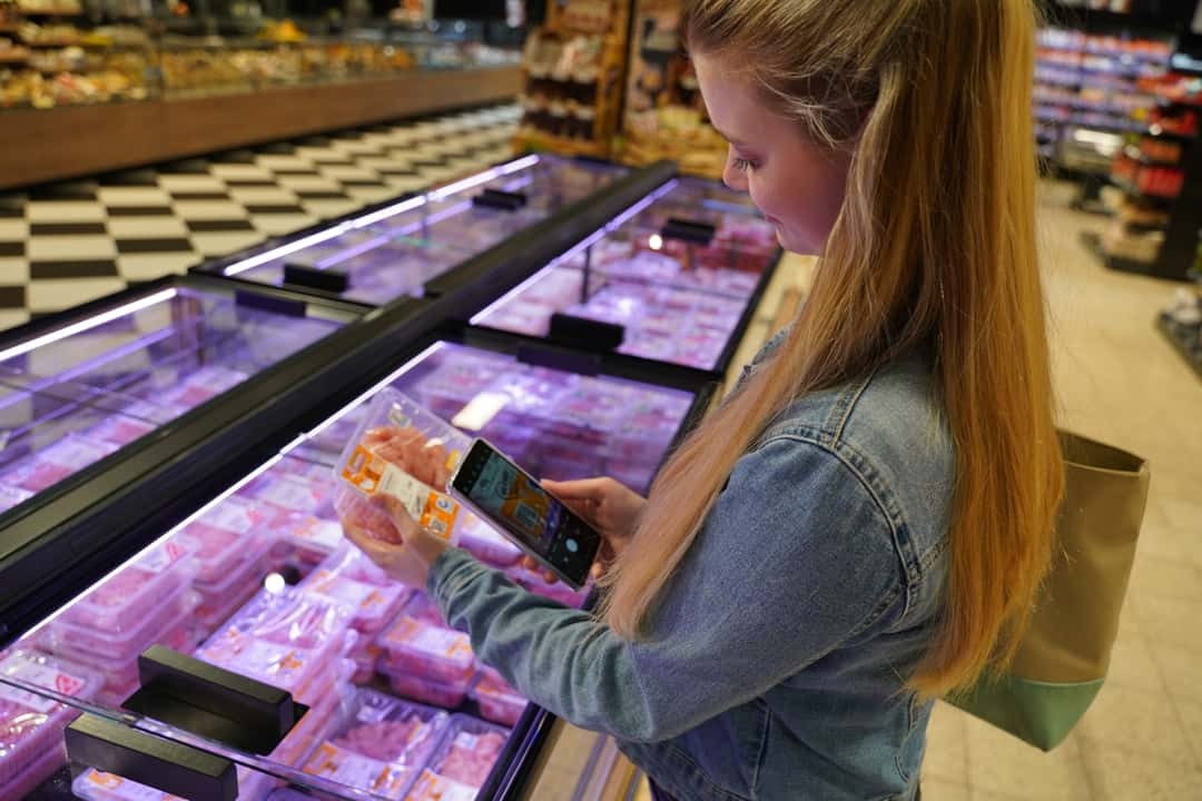 Verbraucher kaufen 2024 wieder mehr Fleisch im Supermarkt