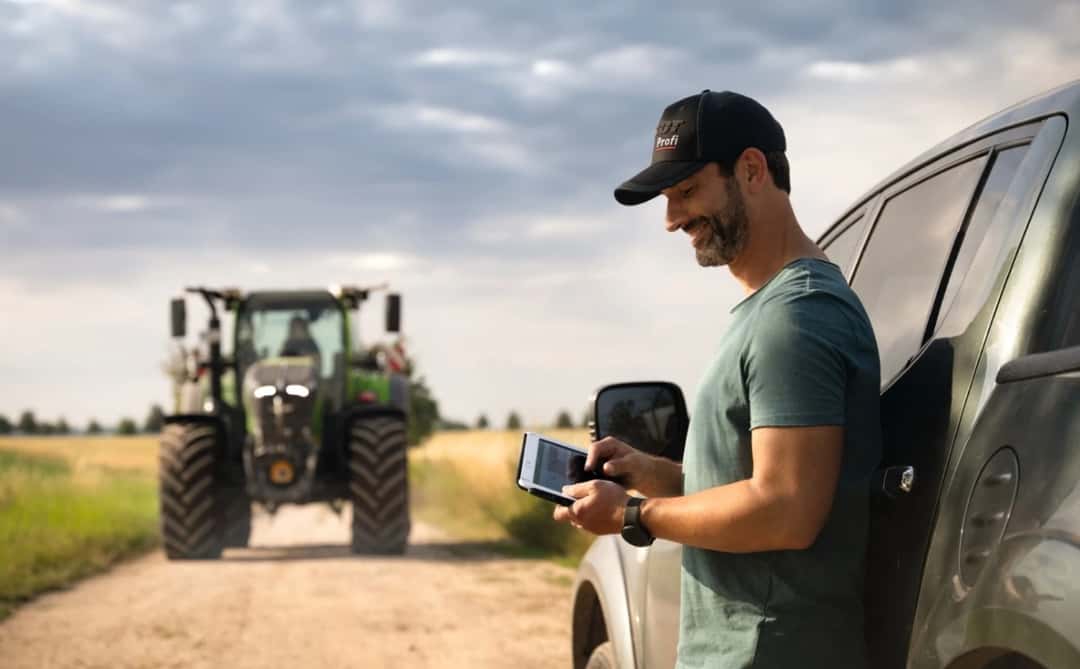 Hardcore fan dresses up as a Fendt employee and steals tractor from the ...