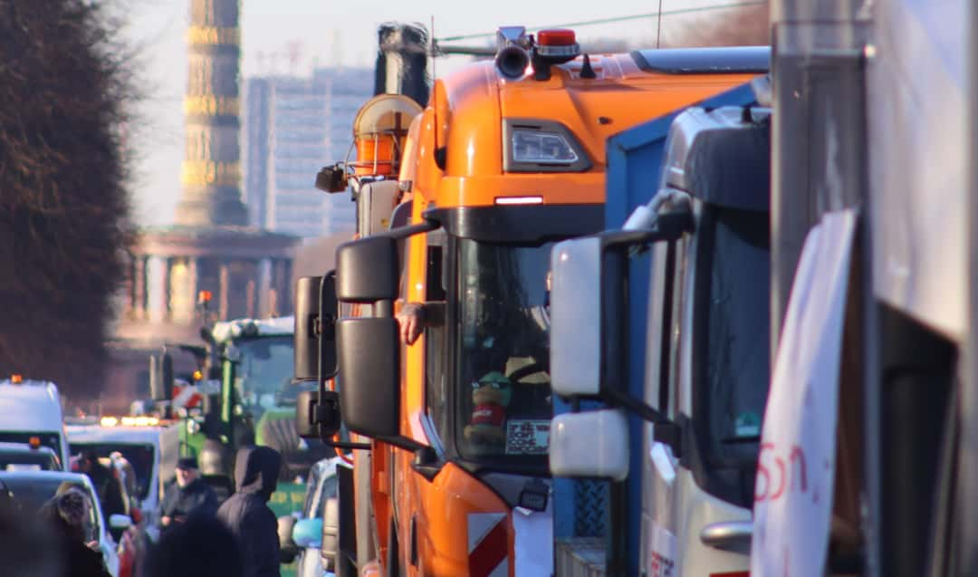 Traktoren-und-LKWs-auf-dem-Weg-zu-fragw-rdiger-Gro-demo-in-Berlin