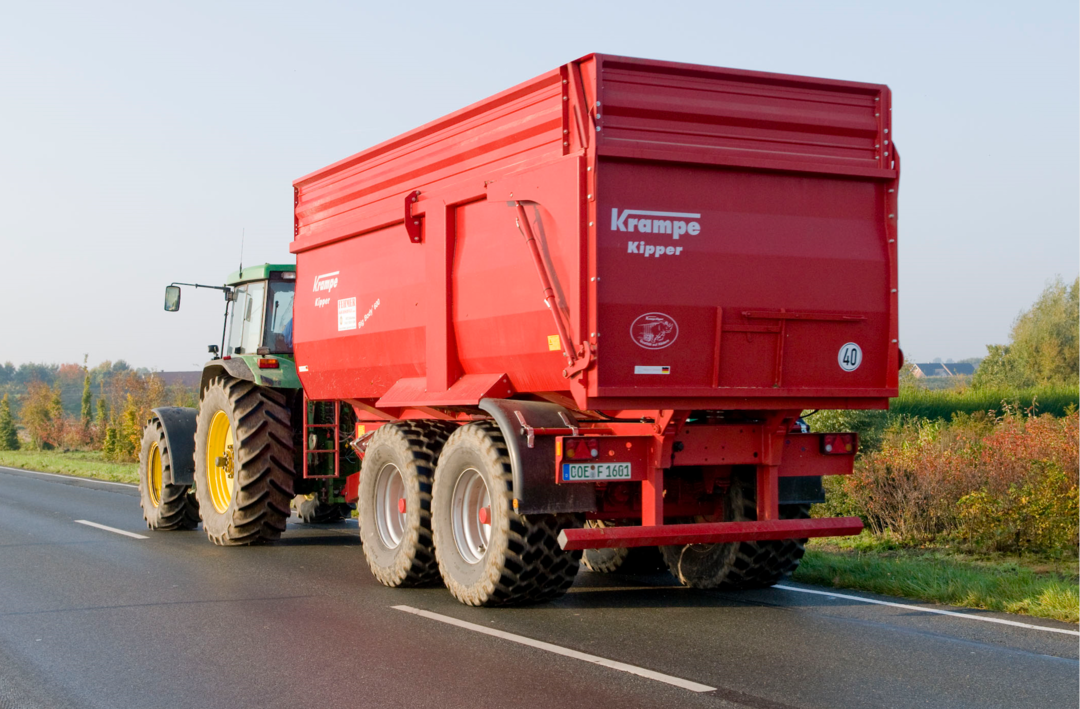 Muss das km/h-Schild eines landwirtschaftlichen Anhängers amtlich