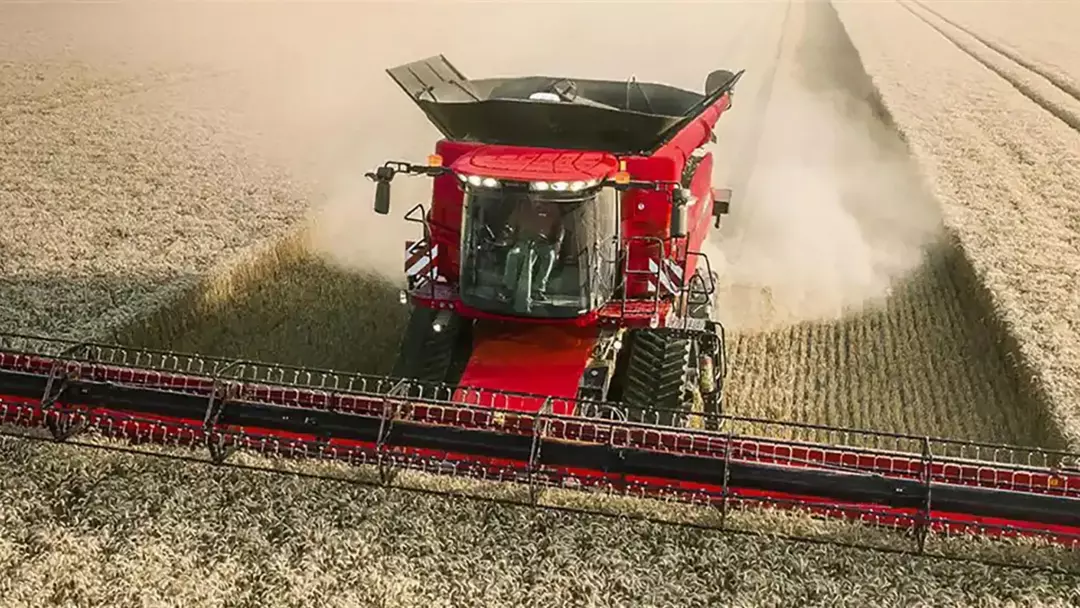 Radarsensoren-ber-der-M-hdrescherhaspel-messen-H-he-und-Dichte-des-Getreidebestandes