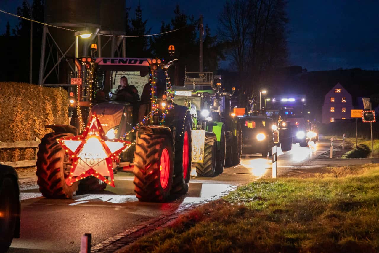 Lichterfahrt-mit-Traktor-Welchen-F-hrerschein-brauchen-Landwirte-