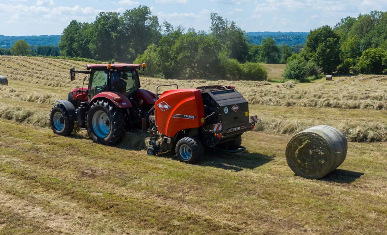 Kuhn-pr-sentiert-Rundballenpresse-FB-3125-mit-fester-Kammer