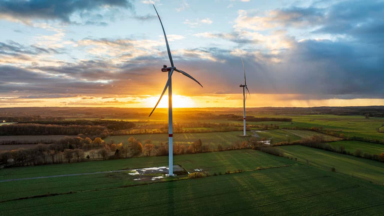 Wind and solar: hybrid marketing models for economic stability