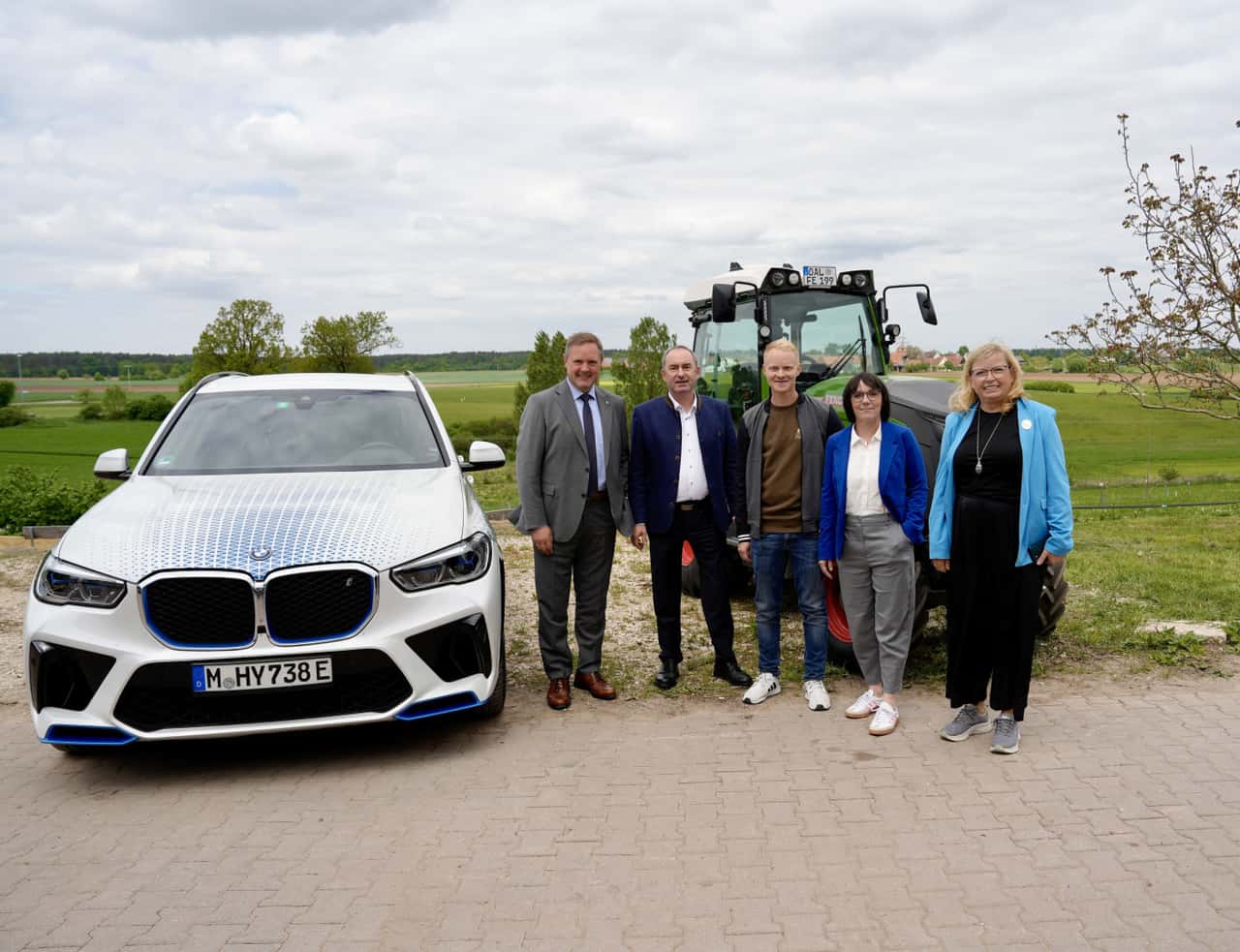 Aiwanger-lobt-Agri-PV-ber-Haselnussplantage