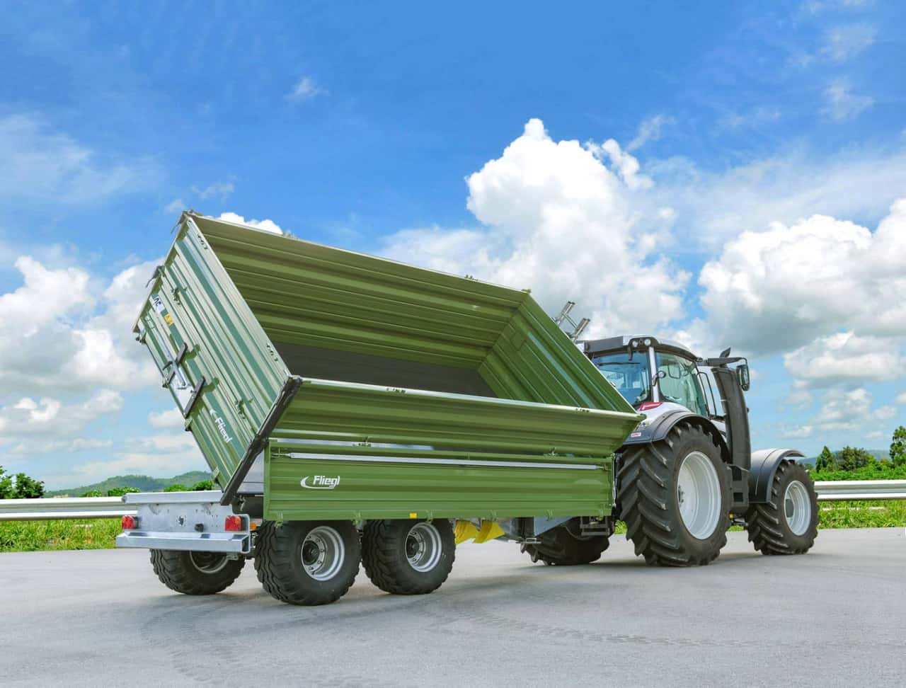 Robustly built, well-designed - | the Fliegl three-way tipper