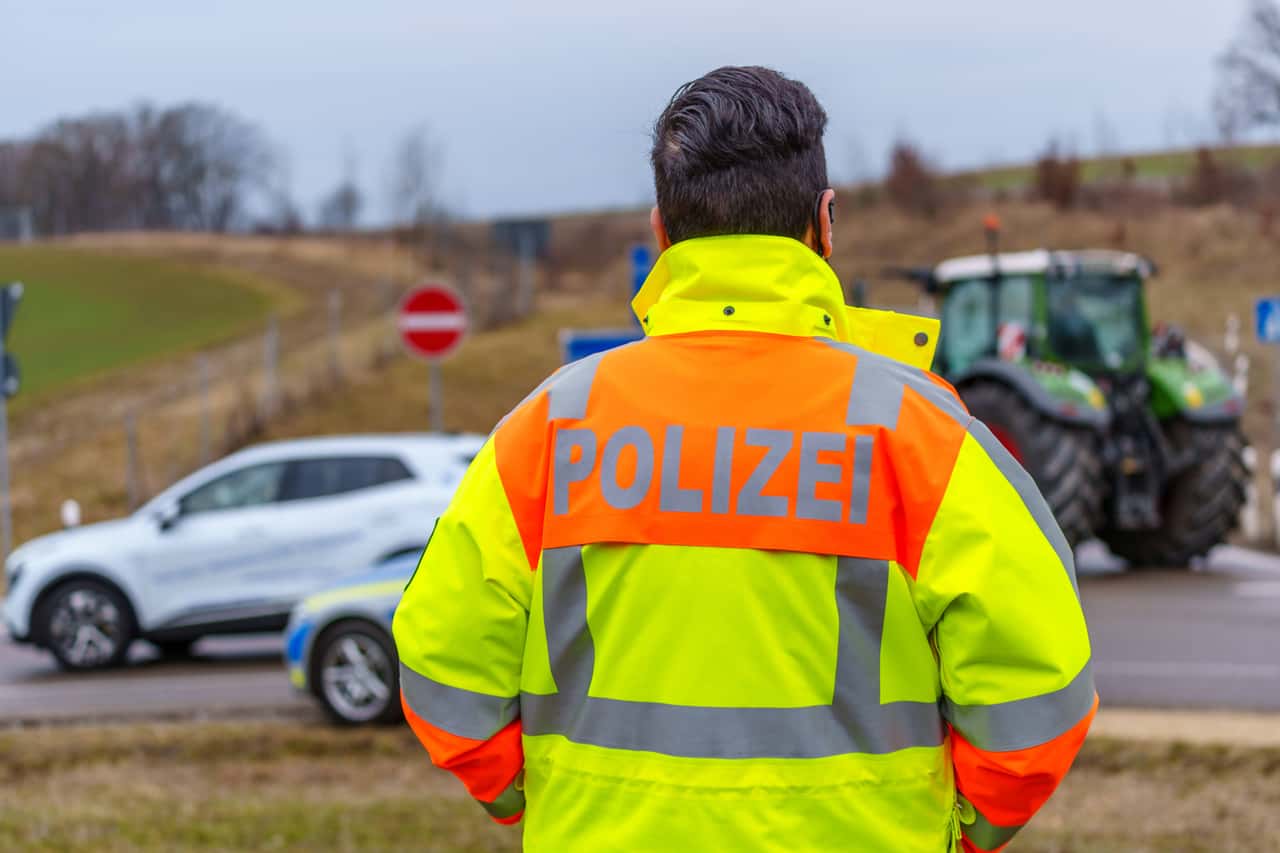 Schwerer-Unfall-bei-Vatertagstour-Mann-st-rzt-vom-Anh-nger