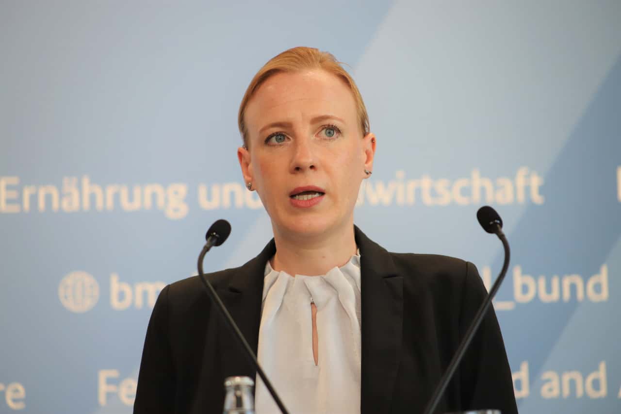 Schwarz-Rot-h-lt-am-Amt-des-oder-der-Bundestierschutzbeauftragten-fest