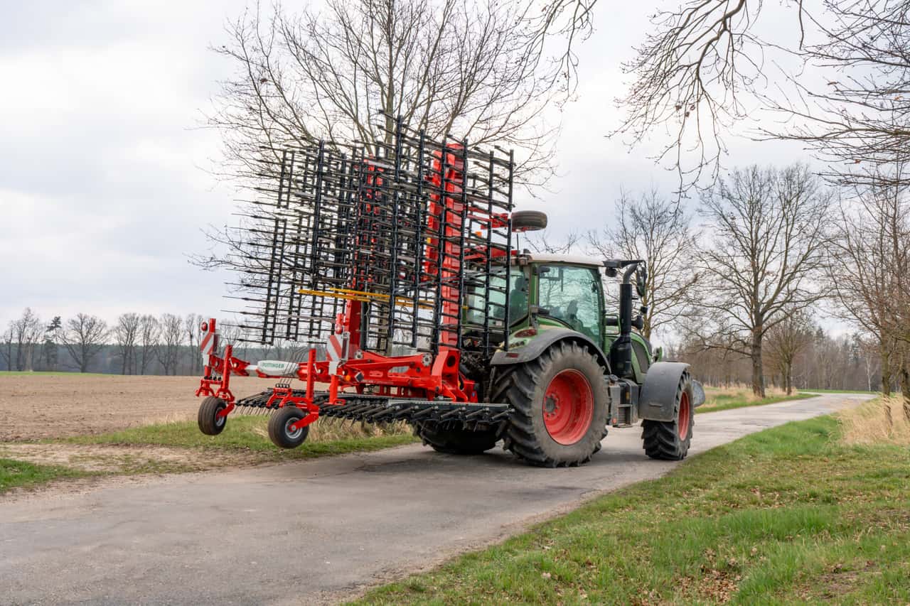P-ttinger-Tinecare-12050-Master-Der-neue-Pr-zisionshackstriegel-gegen-Unkraut