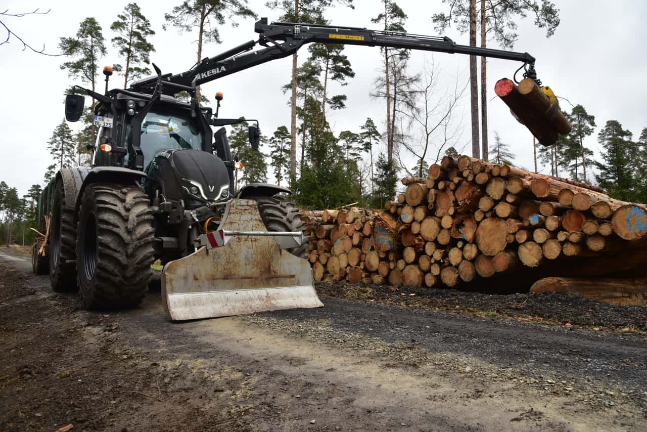 Wendiger-Allrounder-Baumpfleger-schw-rt-auf-Valtra-N-175-im-Kommunaleinsatz