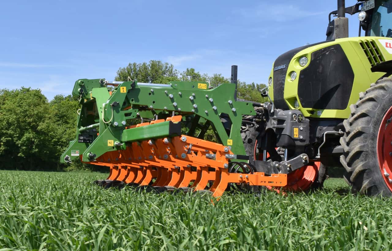 How the Amazone Venterra 1K hoe for front and rear mounting performs in ...