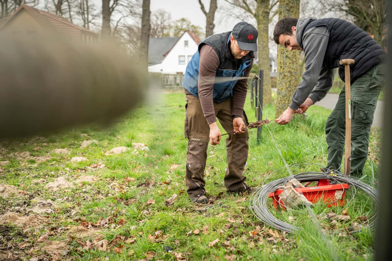 How does an electric fence work optimally in dry conditions?
