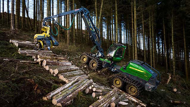 Acht-R-der-John-Deere-stellt-gro-en-Hightech-Harvester-vor