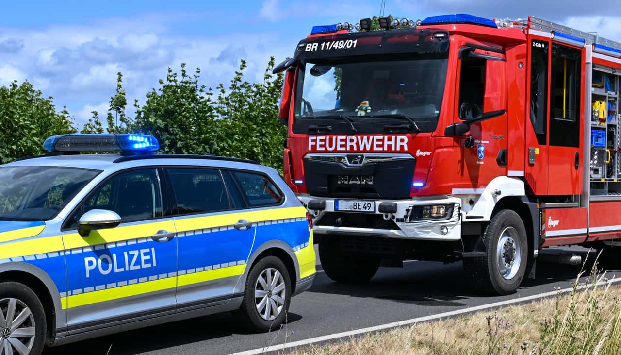 Auto-f-hrt-auf-Anh-nger-auf-Beifahrerin-verstirbt