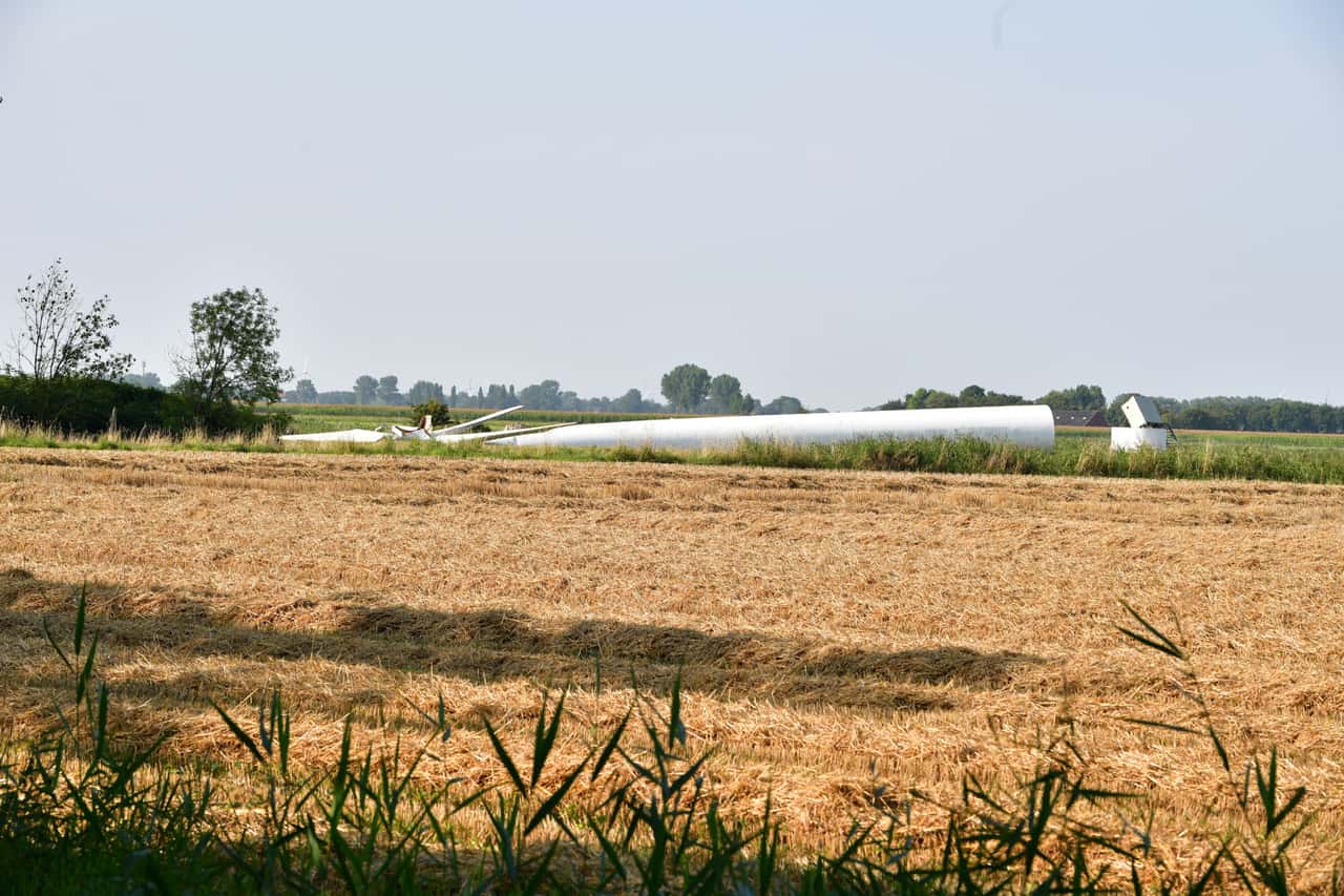 Ostfriesische-Windkraftanlage-mit-Treckern-abgerissen