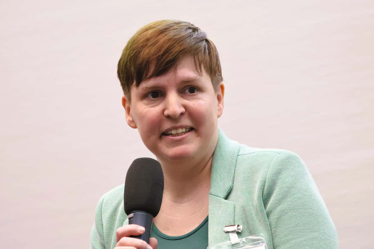 Agrarminister-Rainer-ehrt-Landwirtin-Jana-G-bert