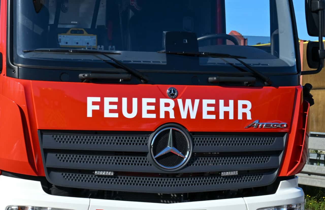 Fendt-mit-voll-beladenen-Kartoffelanh-ngern-kippt-bei-Vollbremsung-um