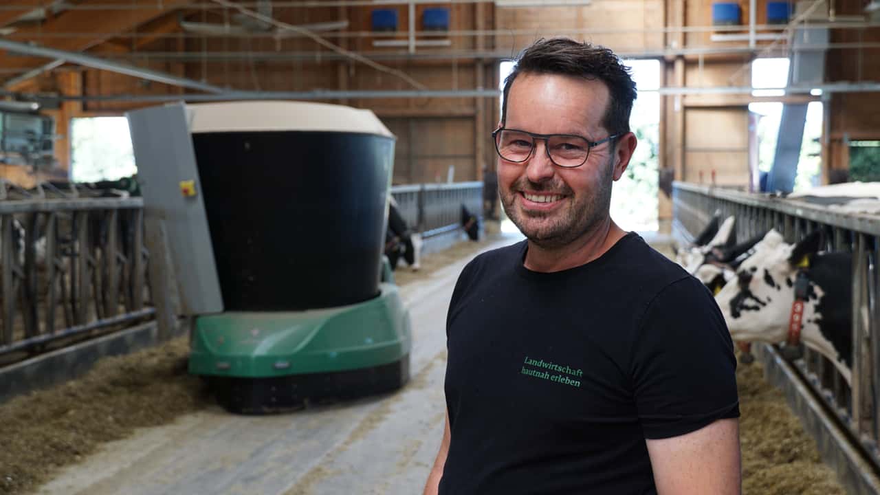 Landwirt-Michael-D-rr-zeigt-wie-drei-Roboter-500-Rinder-f-ttern
