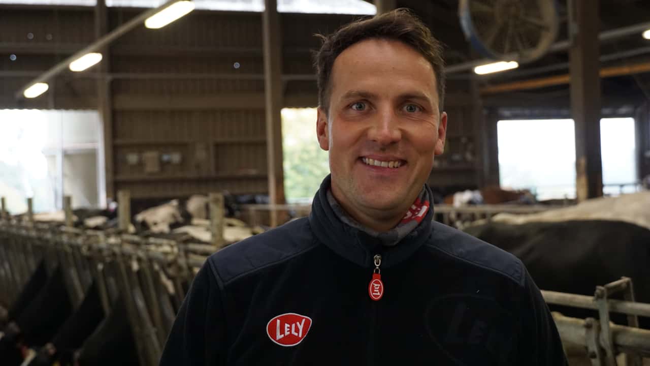 F-tterungsroboter-im-Einsatz-Was-Milchbauer-Lein-vom-Lely-Vector-h-lt