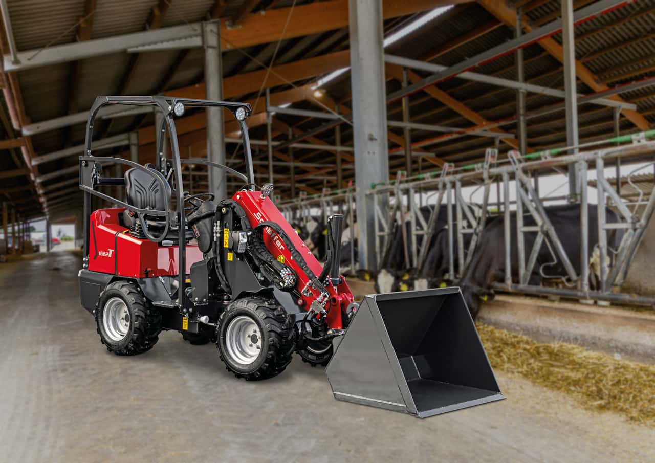 Sch-fer-zeigt-auf-Agritechnica-neuen-Teleradlader-1622-T-und-Hoflader-3650-2
