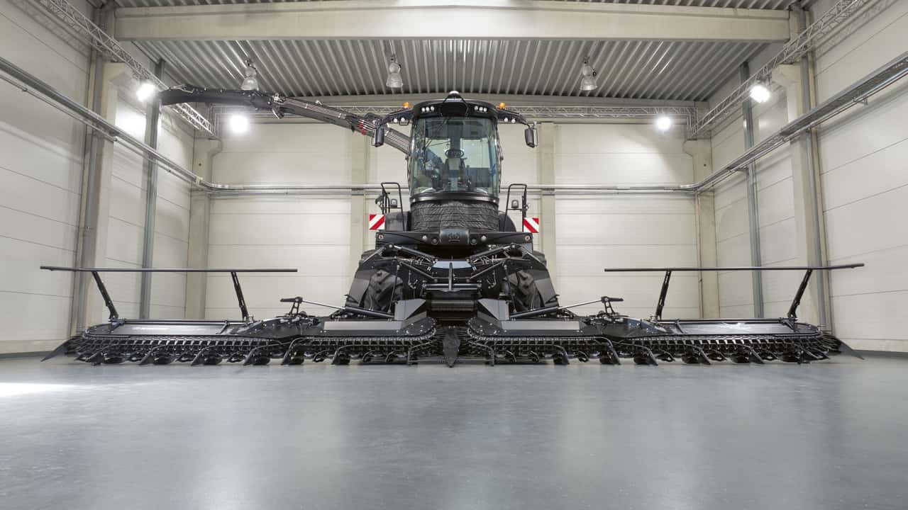 Krone unveils black BiG X 1180 - | Anniversary model with 16-row XCollect
