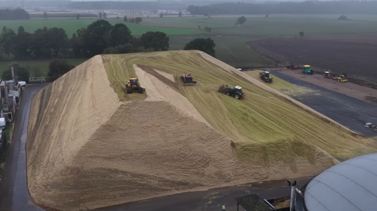 XXL-Maisernte-49-000-Tonnen-im-gr-ten-Maissilo-Deutschlands