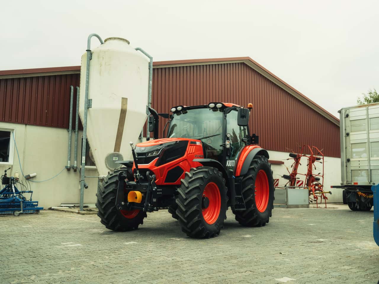 Kioti-bringt-neuen-HX-1403-ATC-EU-Traktor-auf-den-Markt