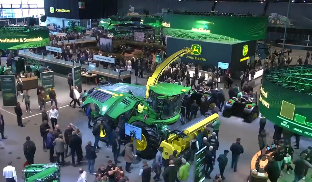 Neue-Feldh-cksler-Ballenpressen-und-selbstfahrende-Feldspritzen-von-John-Deere