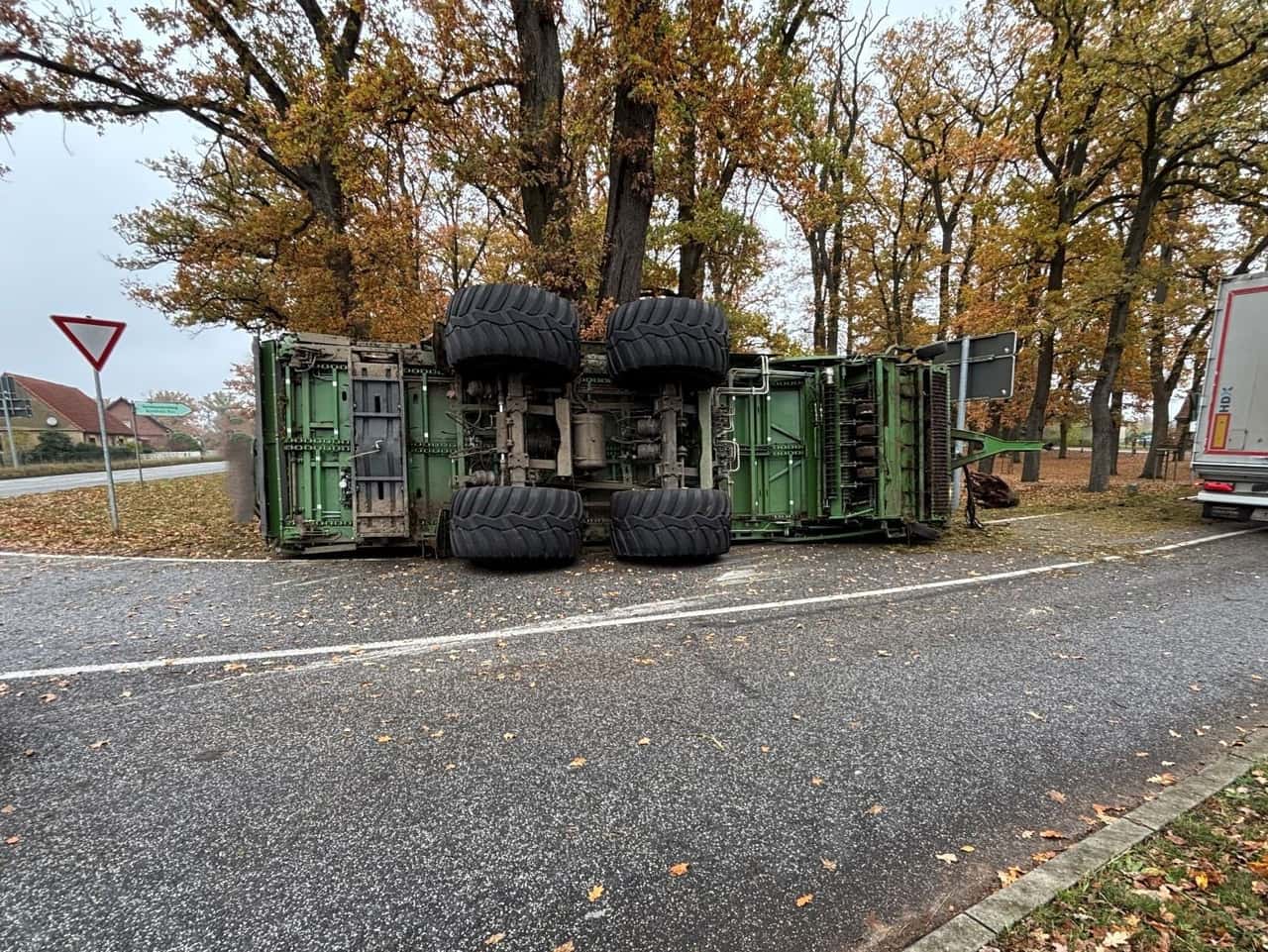 Traktor-rollt-in-Hofladen-H-ckselwagen-kippt-um-und-weitere-Unf-lle