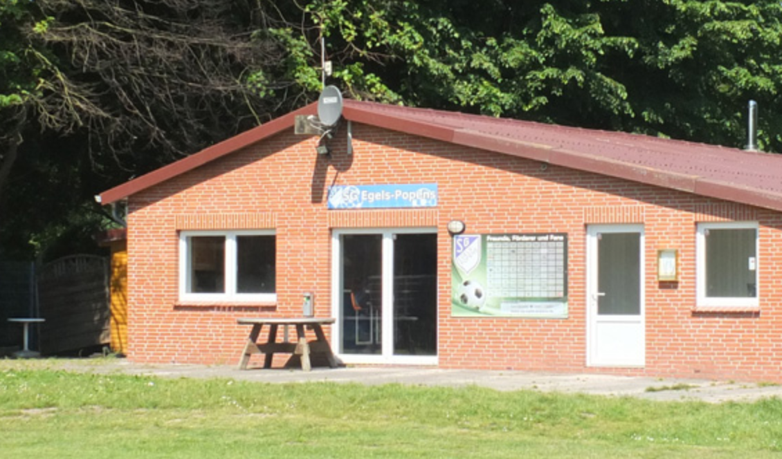 M-hroboter-verw-stet-Sportplatz-der-SG-Egels-Popens