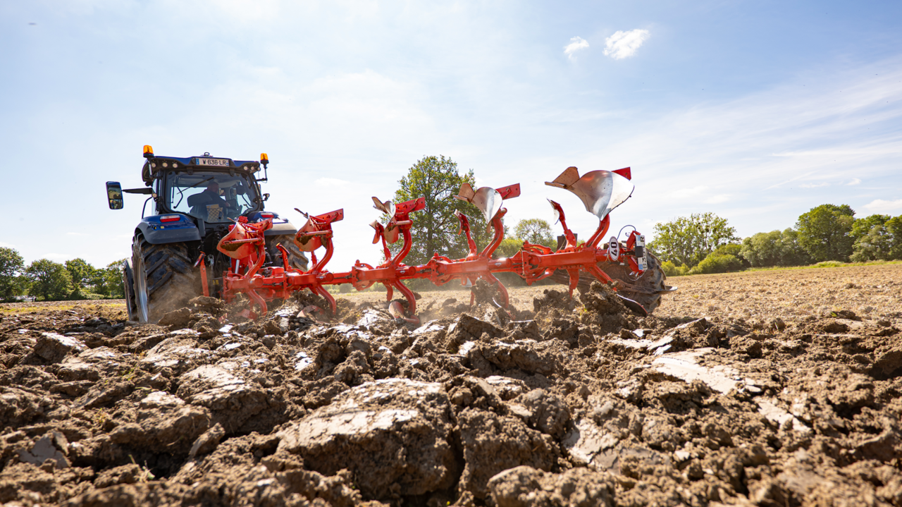 Kuhn-stellt-neuen-Anbaupflug-Master-M-vor