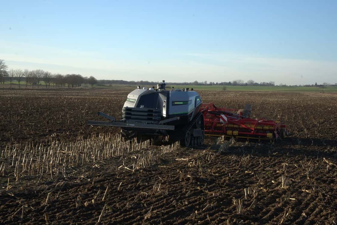 AgXeed AgBot T2 covers 80 hectares in 20 hours with the Väderstad Carrier ...