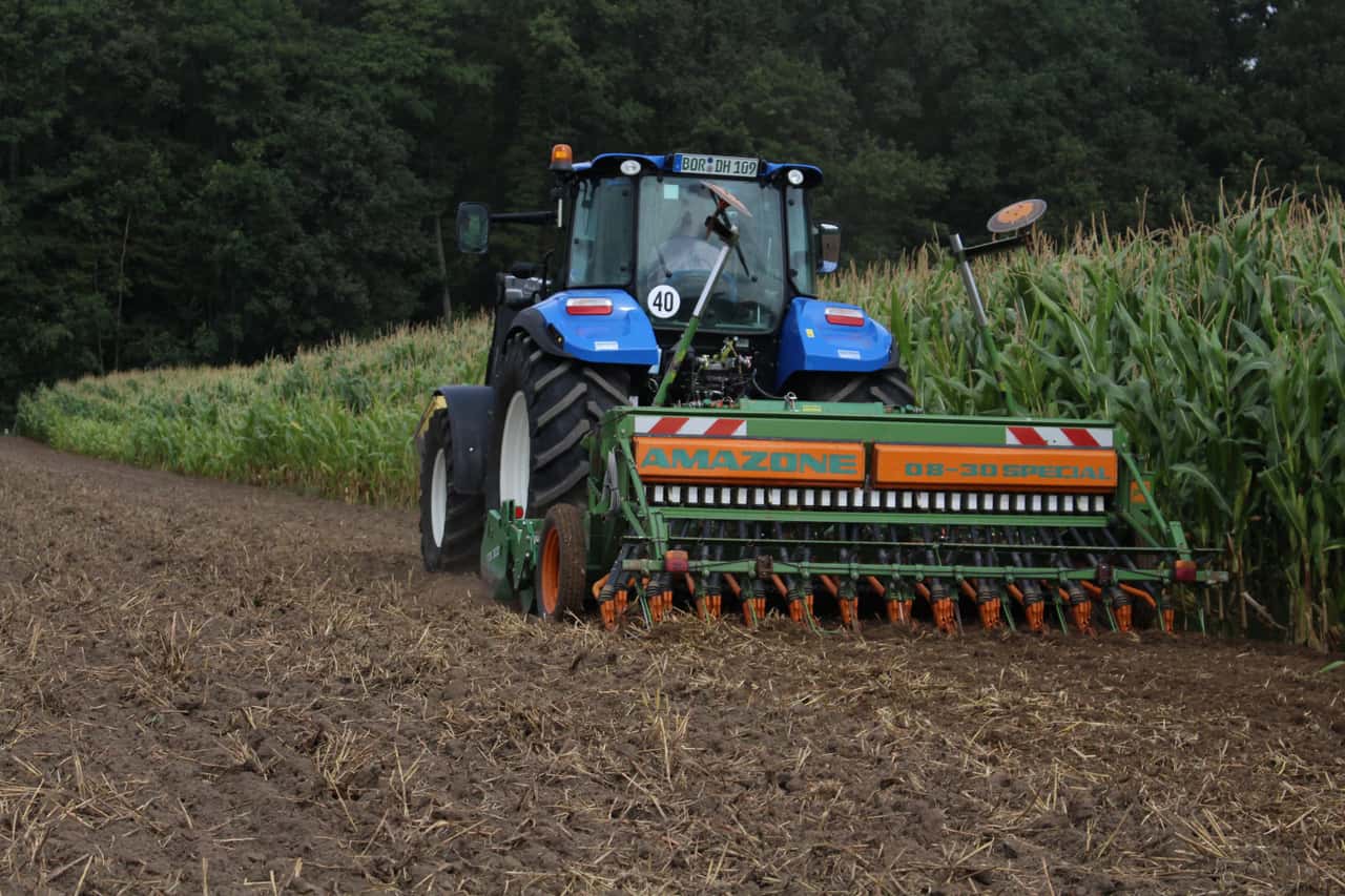 Landwirt-baut-Zustreicher-f-r-Spuranrei-er-Rille-im-Boden
