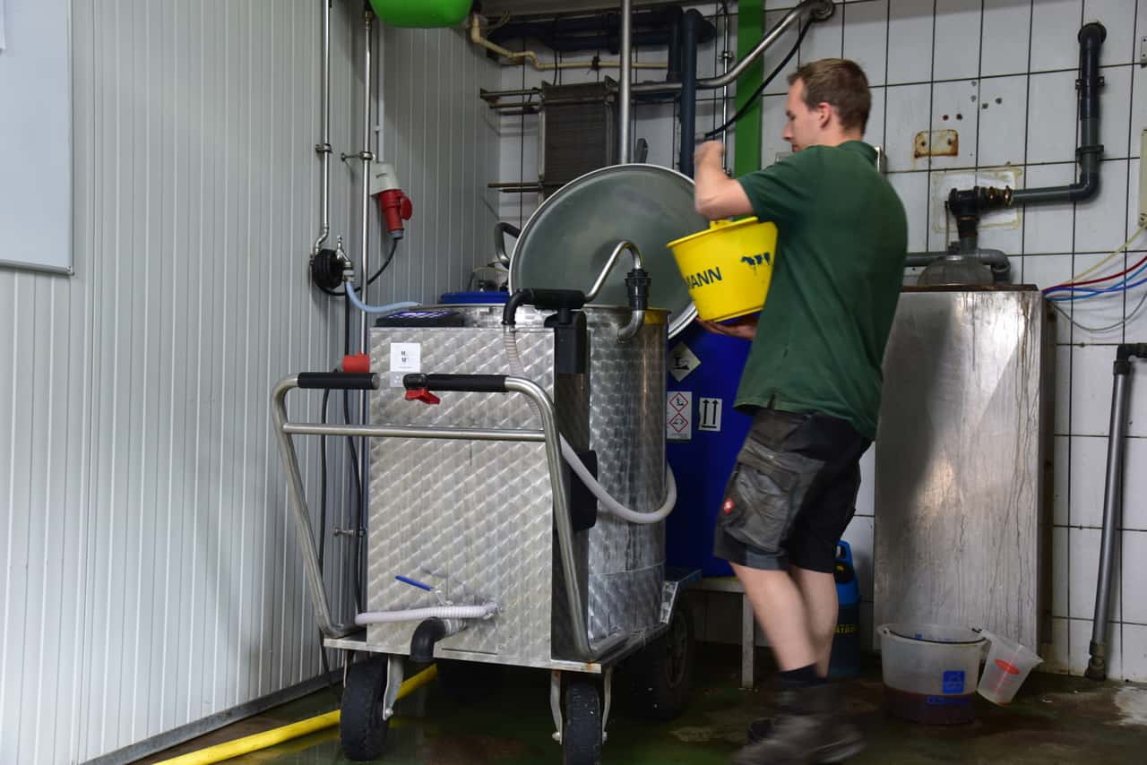 How to keep the milk taxi fly-free