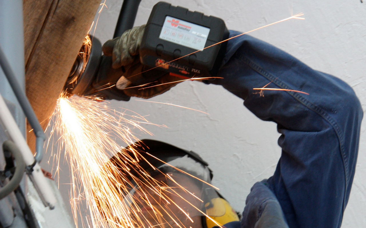 Werkstatttipp-Selbstgebaute-Halterung-f-r-Winkelschleifer