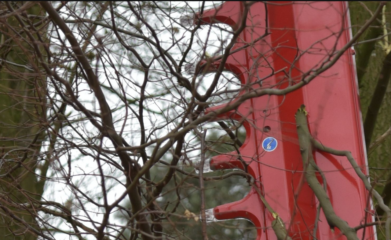 Landwirt-baut-aus-Balkenm-her-eine-Heckenschere-f-r-den-Frontlader