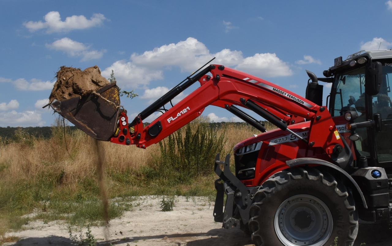 Landwirt-baut-sich-elektrische-Frontladerverriegelung-f-r-60-