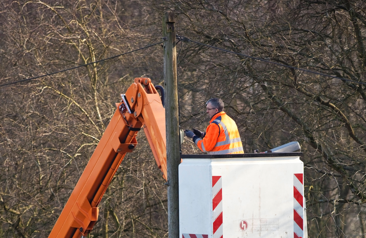Fendt-Fahrer-f-hrt-Strommast-um-Spazierg-nger-finden-Nagelbrett-auf-Feldweg