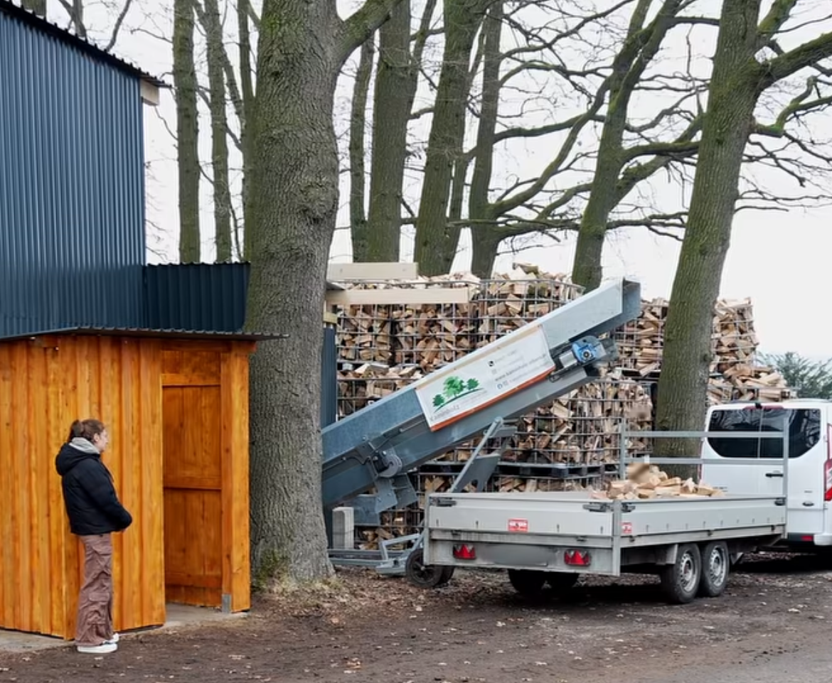 Mit-Video-Landmaschinenmechaniker-entwickelt-automatische-Brennholz-Tankstelle