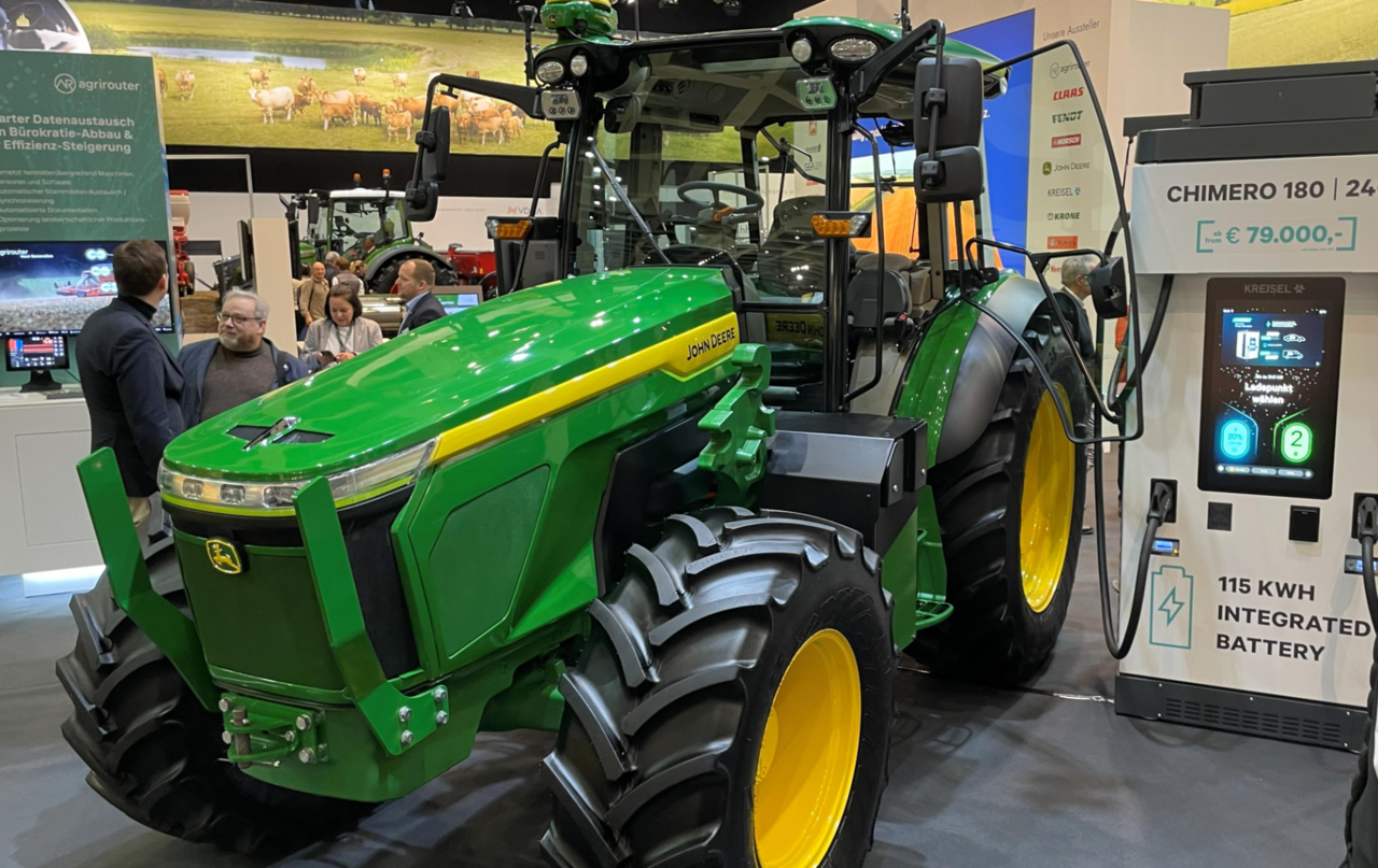 John-Deere-stellt-vollelektrischen-Traktor-Prototypen-auf-der-Gr-nen-Woche-aus