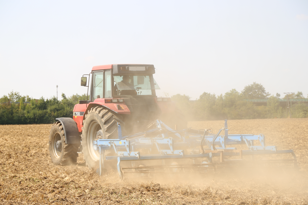 Ukraine-Deutscher-Landwirt-ackert-trotz-Luftalarm