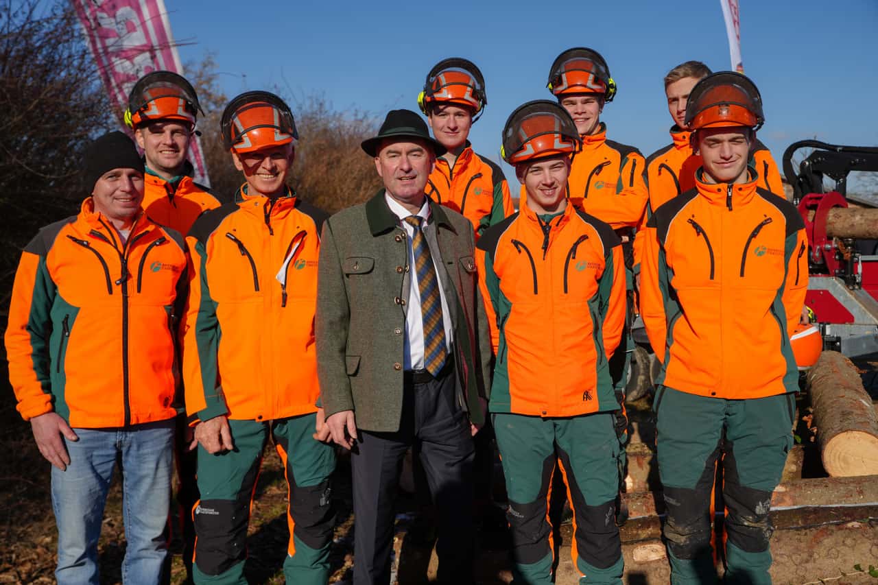 Aiwanger-Ein-Ster-Brennholz-ersetzt-120-Liter-Heiz-l