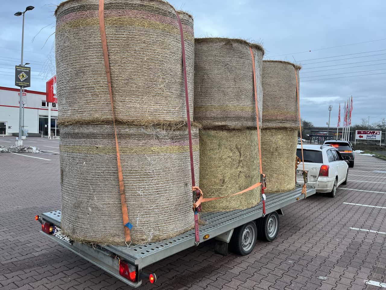 Polizei-zieht-Auto-mit-gestapelten-Rundballen-aus-Verkehr