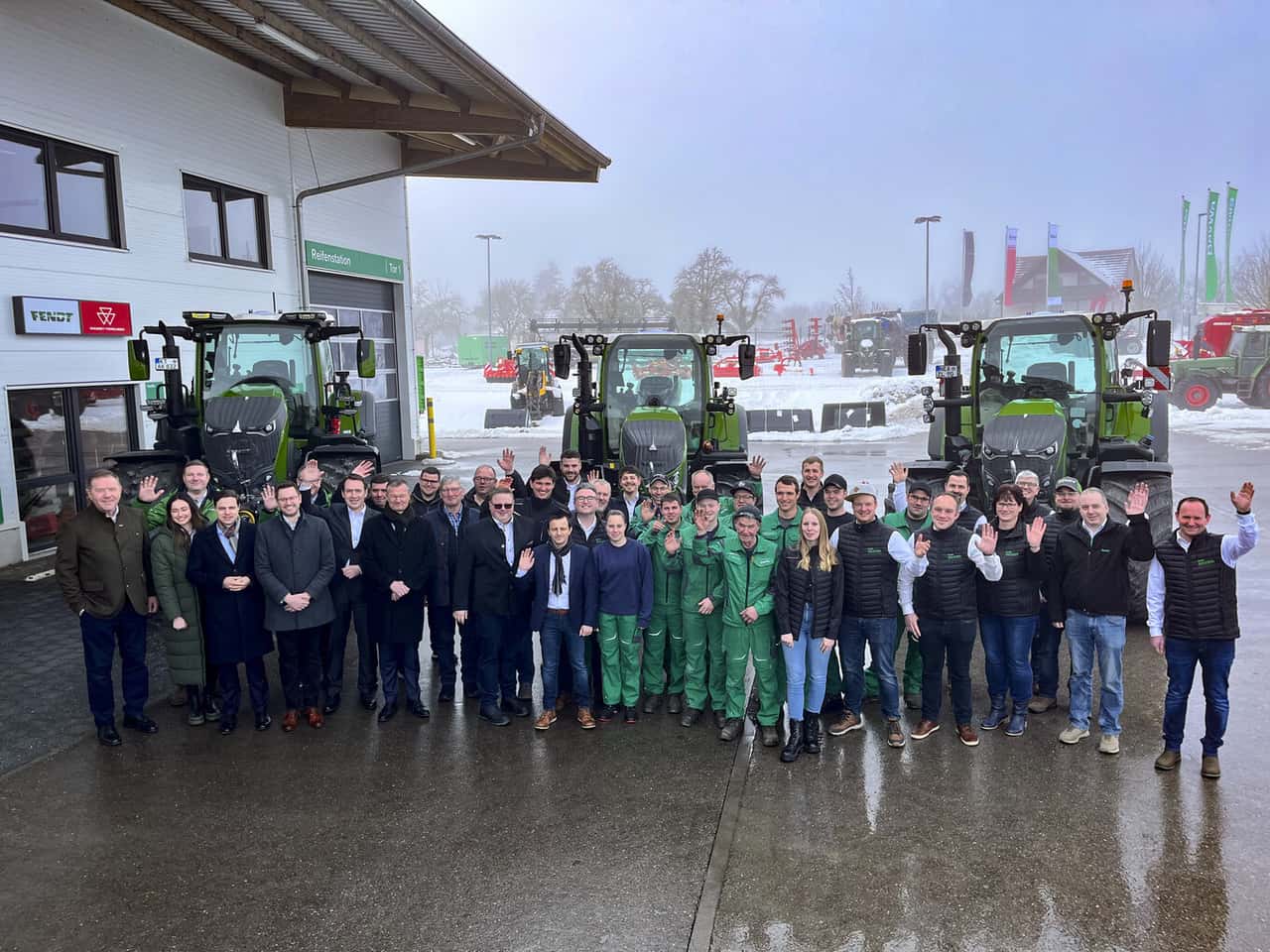 Baywa-Weltweit-erster-verkaufter-Fendt-832-Vario-geht-nach-Franken