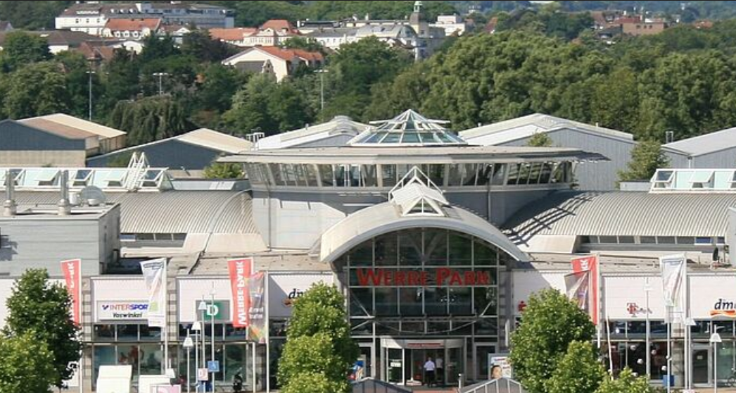 Gr-te-PV-Anlage-auf-einem-Shopping-Center-Dach-ist-im-Bau