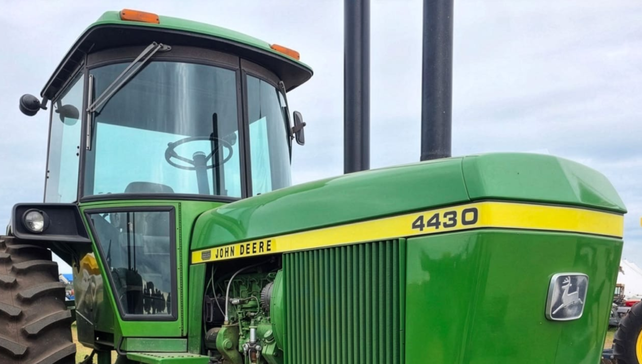 US-Farmer-entdeckt-John-Deere-4430-von-1975-mit-nur-1-756-Betriebsstunden