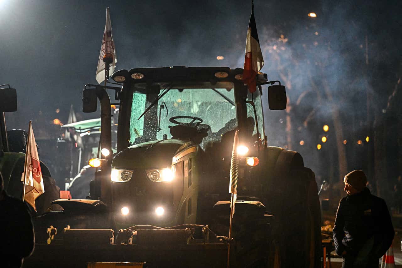French farmers back on the barricades - | Demand: 1 Euro for Agricultural ...