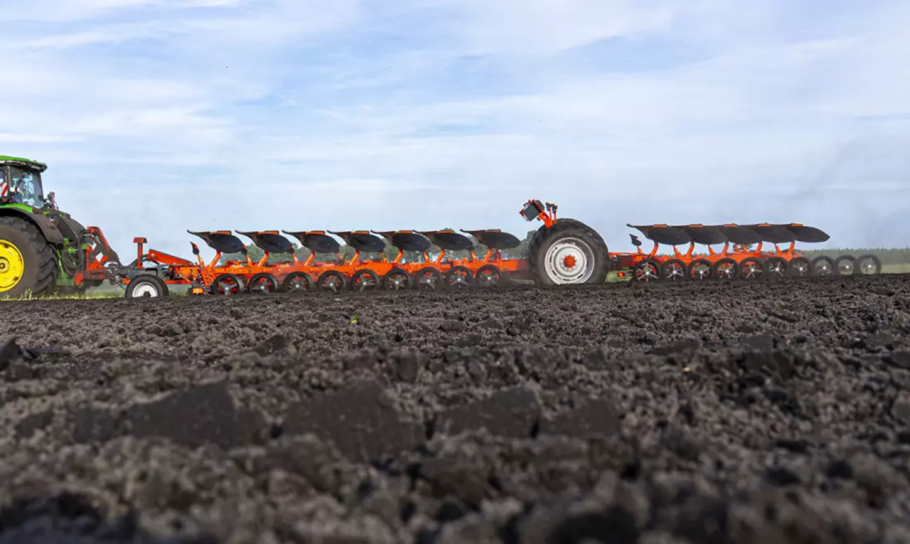 Kuhn presents the giant 14-furrow XXL semi-mounted plow Multi-Challenger ...
