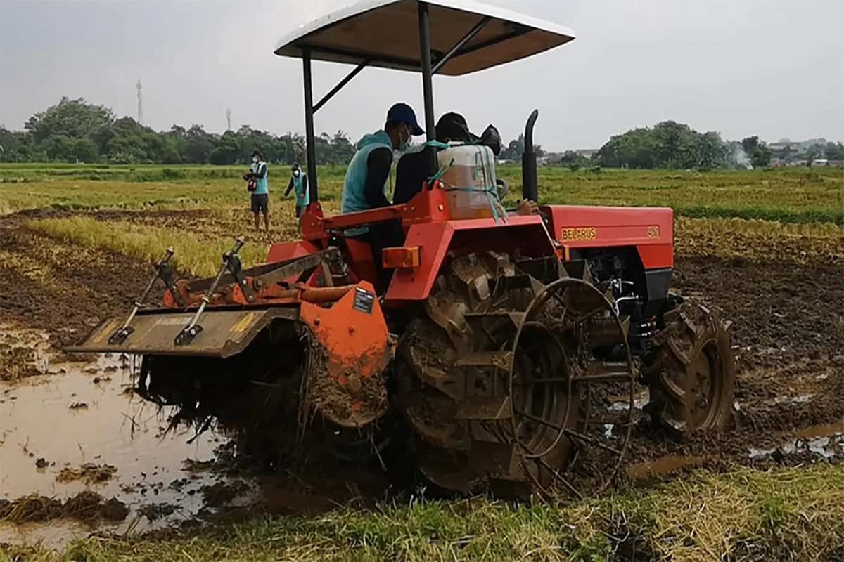 Belarus-hofft-in-Indonesien-auf-Gro-auftrag-f-r-MTZ-451-Reistraktor