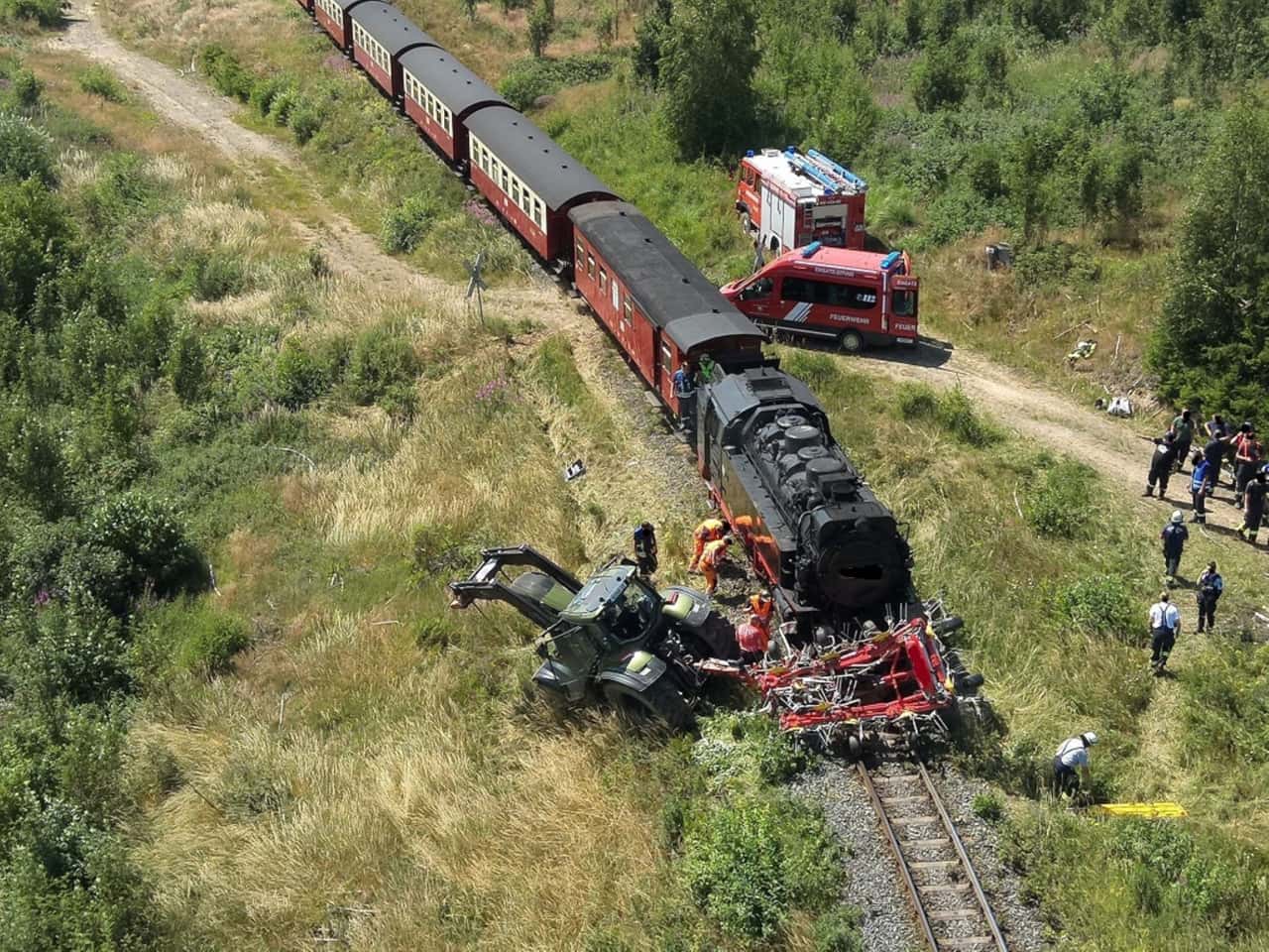 Lok-kracht-in-Traktor-Schwerer-Unfall-am-Bahn-bergang-300-000-Euro-Schaden
